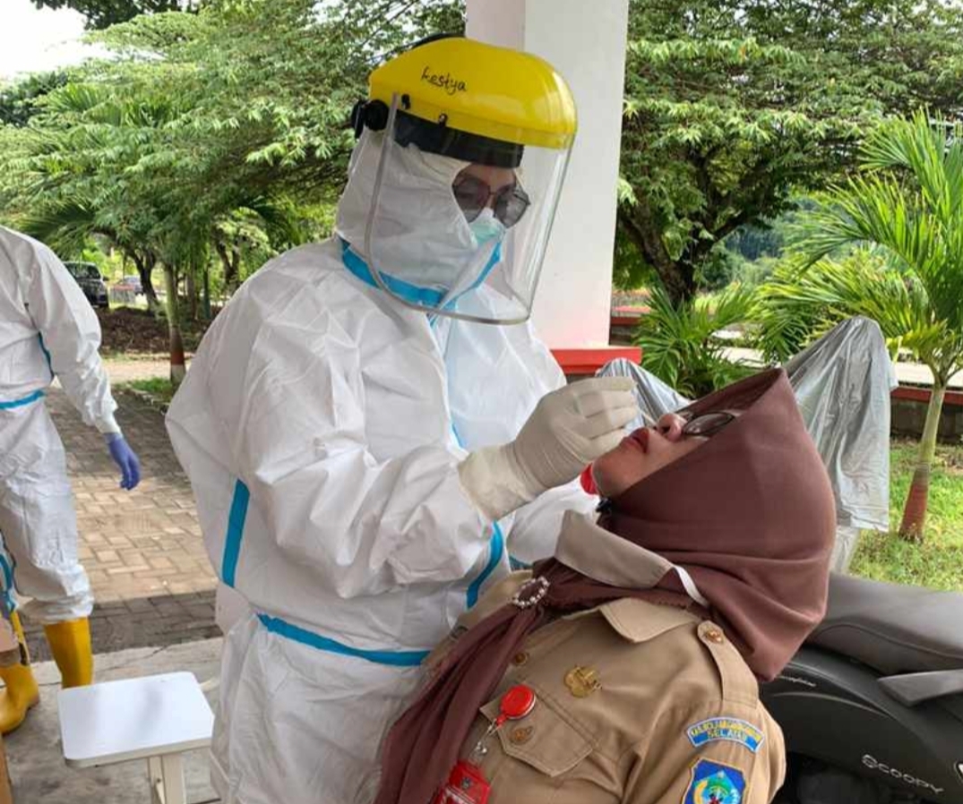 dinas-bolsel-langsung-melakukan-swab-test-di-setiap-insansi-pemerintahan-yang-ada-di-bolsel.jpg
