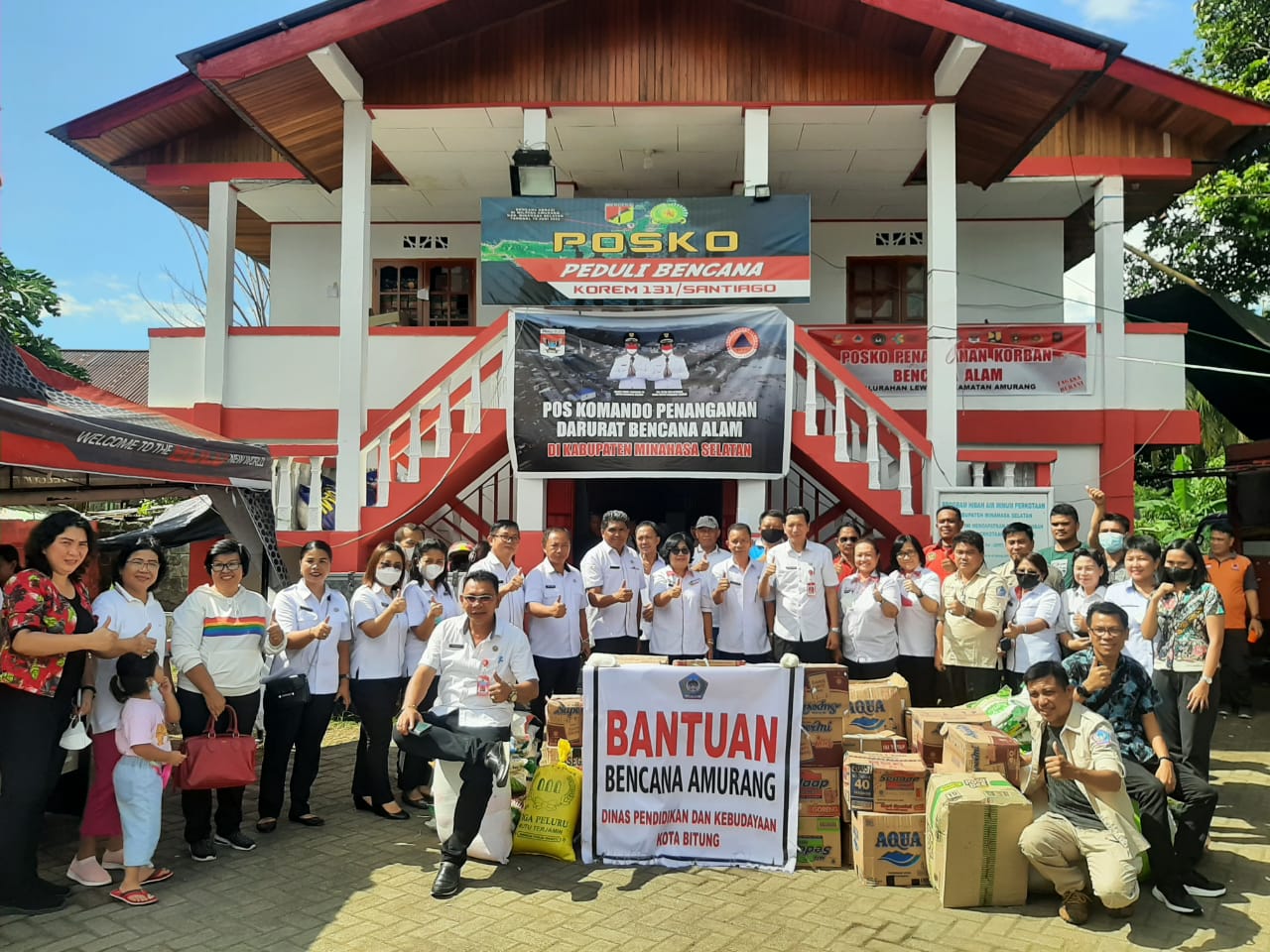 dinas-pendidikan-dan-kebudayaan-kota-bitung-saat-menyerahkan-bantuanhghgh.jpg
