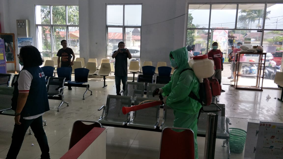 dinkes-minahasa-lakukan-penyemprotan-disinfektan-di-kantor-pelayanan-publik.jpg