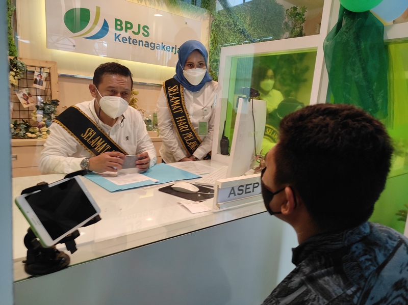 direktur-keuangan-bpjamsostek-asep-r-suwandha-dan-jajaran-melayani-langsung-jhjhgj7867.jpg