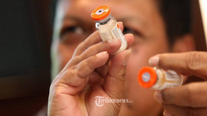 direktur-utama-pt-bio-farma-iskandar-memperlihatkan-vaksin-produk-bio-farma.jpg