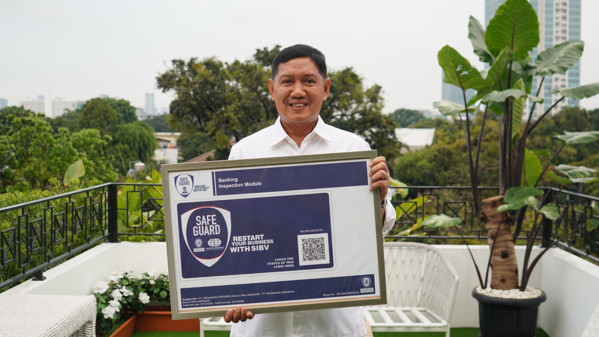dirut-pegadaian-kuswiyoto-menunjukkan-penghargaan-label-sibv-safe-guard.jpg