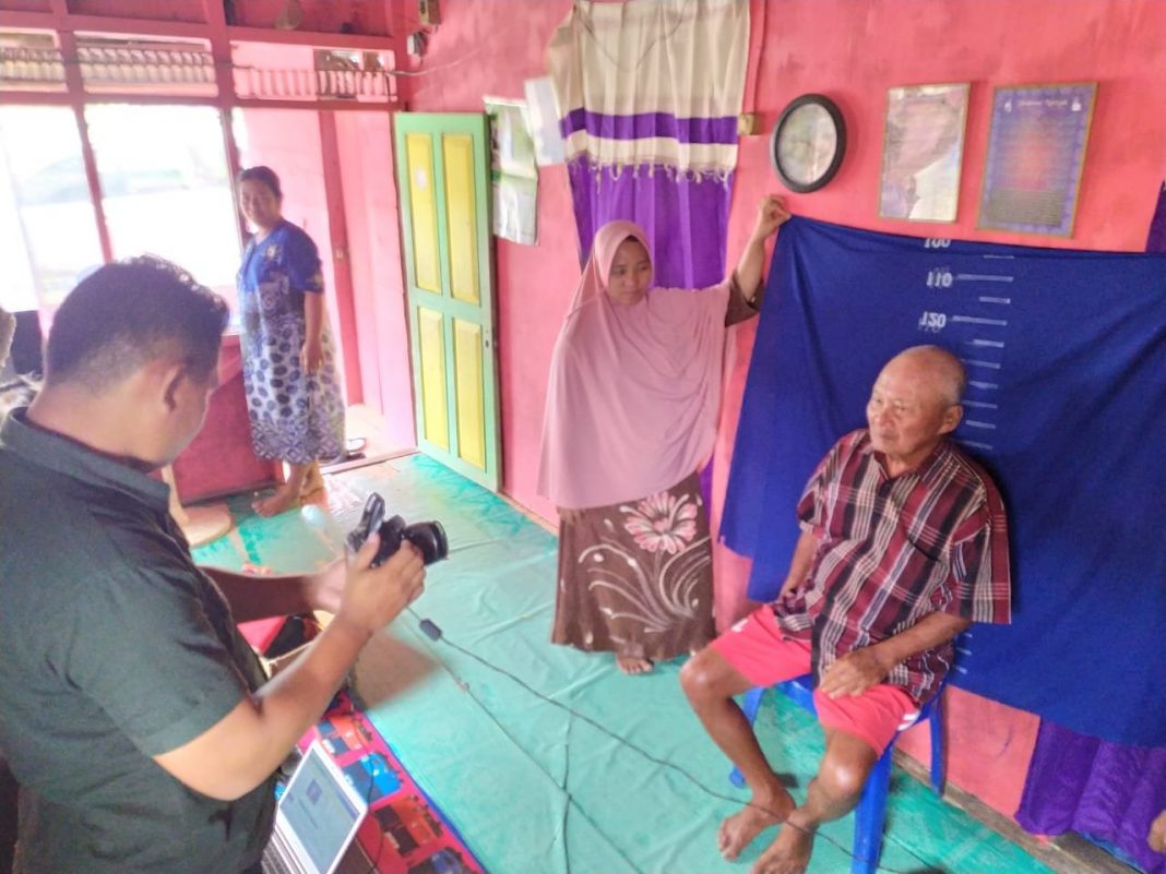 Disdukcapil Bolsel Sambangi Rumah Lansia Lakukan Perekaman e-KTP