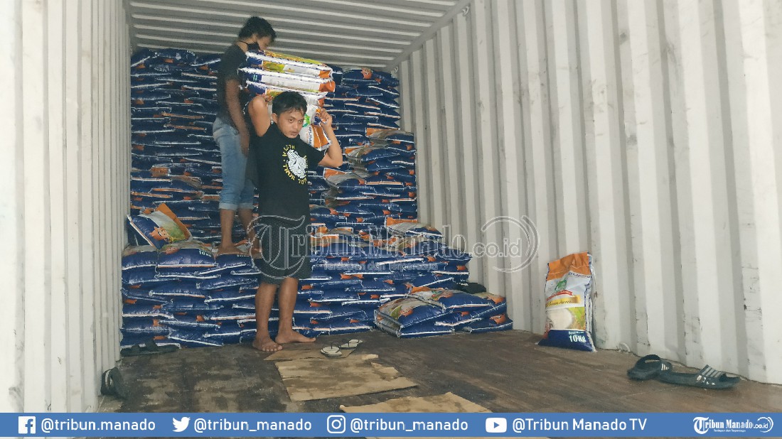 distribusi-beras-premium-bulog-ke-masyarakat-belum-lama-ini.jpg