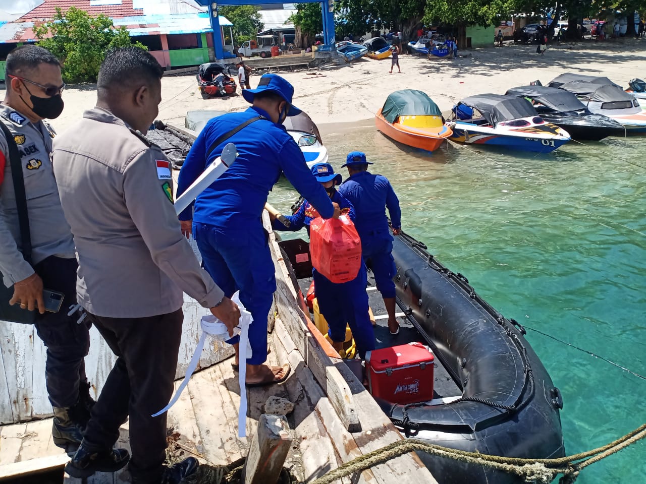 distribusi-vaksin-ke-wilayah-kecamatan-lirung-dengan-menggunakan-perahu-karet.jpg