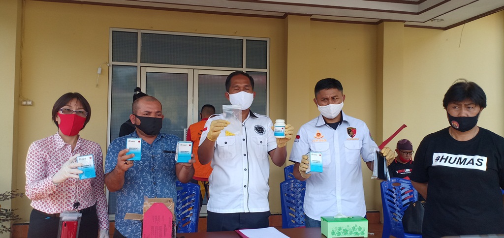 ditresnarkoba-polda-sulut-ungkap-kasus-peredaran-obat-keras-seorang-tersangka-diamankan.jpg