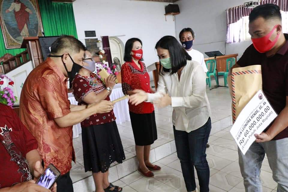 Anggota DPRD Sulut DLR Berikan Bantuan Uang Tunai untuk Gereja di Mitra