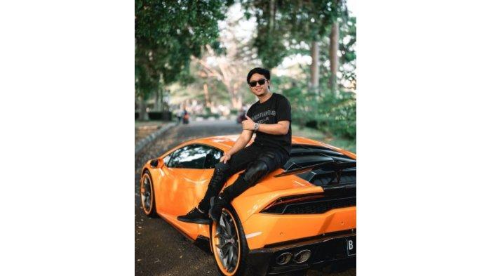 doni-salmanan-saat-bergaya-di-mobil-mewahnya-lamborghini.jpg