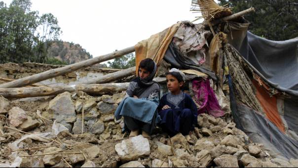 dua-anak-termenung-di-depan-reruntuhan-gubuk-mereka-di-paktika-afghanistan.jpg