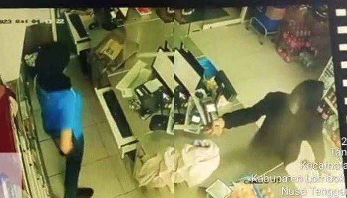 Dua Orang Bertopeng Rampok Indomaret di Bandara Lombok, Kasir Ditodong dengan Sajam