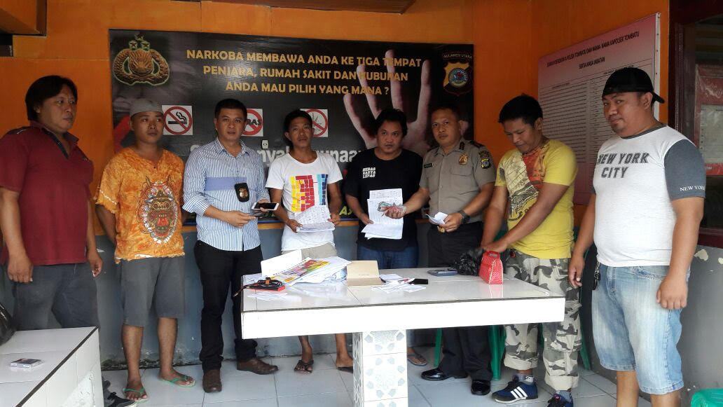 dua-pelaku-tengah-beserta-barang-bukti-diamankan-di-polsek-tombatu_20171114_170605.jpg
