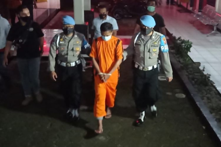 dua-petugas-polisi-mengawal-tersangka-rrm-di-polres-sukabumi-kota.jpg