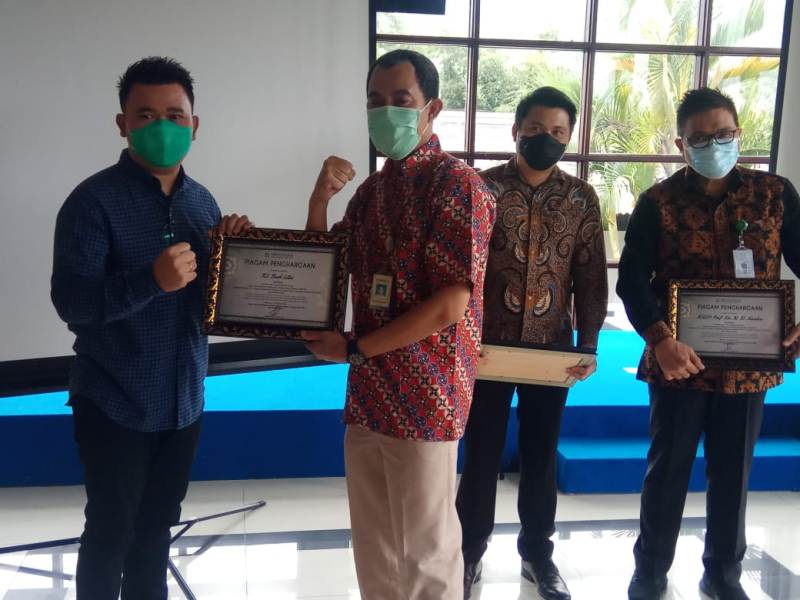 dua-rumah-sakit-bpjs-kesehatan-tondano-terima-penghargaan.jpg