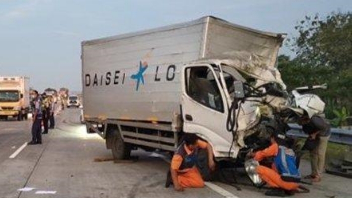 dua-truk-terlibat-kecelakaan-lalu-lintas-laka-lantas-di-tol-kertosono.jpg