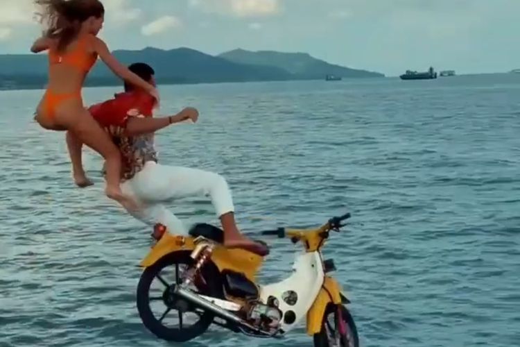 dua-wna-ceburkan-diri-bersama-motornya-ke-laut-di-pelabuhan-tanah-ampo.jpg