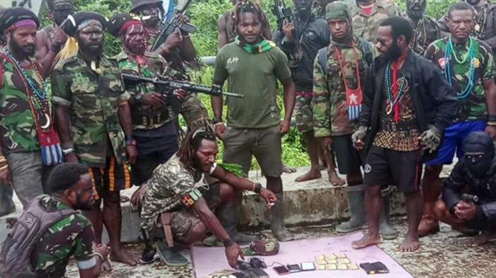 egianus-kogoya-tengah-dan-anggota-kkb-papua-yang-dilatih-lukius-matuan-bekas-prajurit-tni.jpg