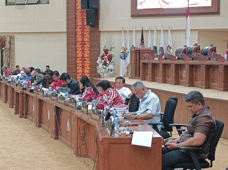 embahasan-Rancangan-APBD-2023-di-Ruang-Rapat-ParipurnaFGFDGHDFH.jpg