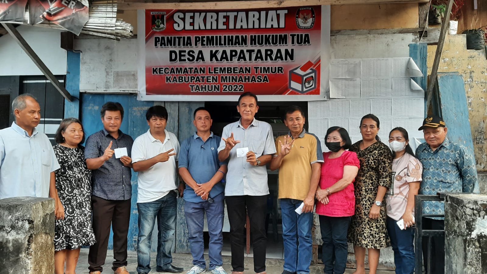 empat-calon-hukum-tua-desa-kapataran-bersama-panitia.jpg