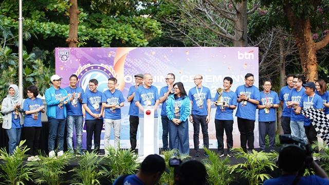 enekanan-tombol-sirine-dan-flag-off-fun-jogging-oleh-CEO-Kompa.jpg