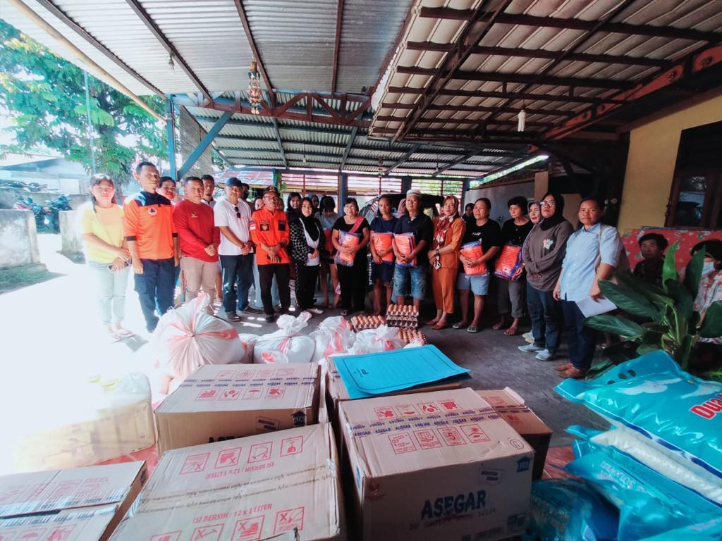 enyerahkan-bantuan-logistik-bagi-keluarga-korban-terdampak-kebakaran-Jumat-962023fdhfghfgh.jpg
