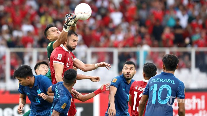 esepak-bola-timnas-indonesia-jordi-amat-berebut-bola-dengan-pesepak-bola-timnas-thailand.jpg