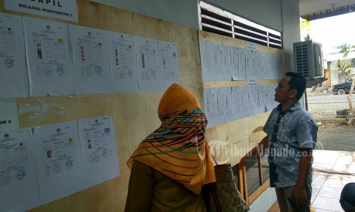 fahmi-gobel-sedang-memeriksa-pengumuman-daftar-calon-sementara-anggota-dewan-bolmong_20180830_141009.jpg