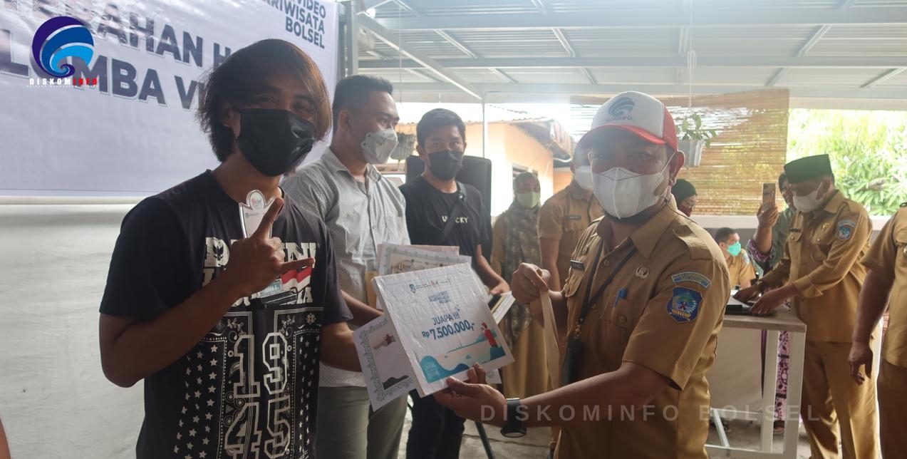fian-adam-dan-syahrul-arifin-jadi-juara-kompetisi-video-pariwisata-bolsel.jpg