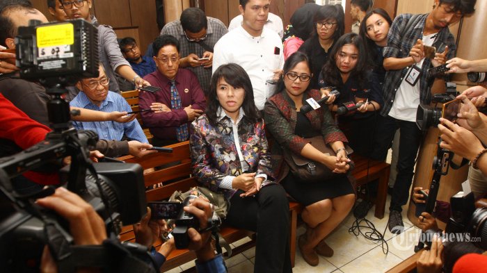 fifi-lety-indra-tiba-untuk-mengikuti-sidang-perdana_20180201_111224.jpg