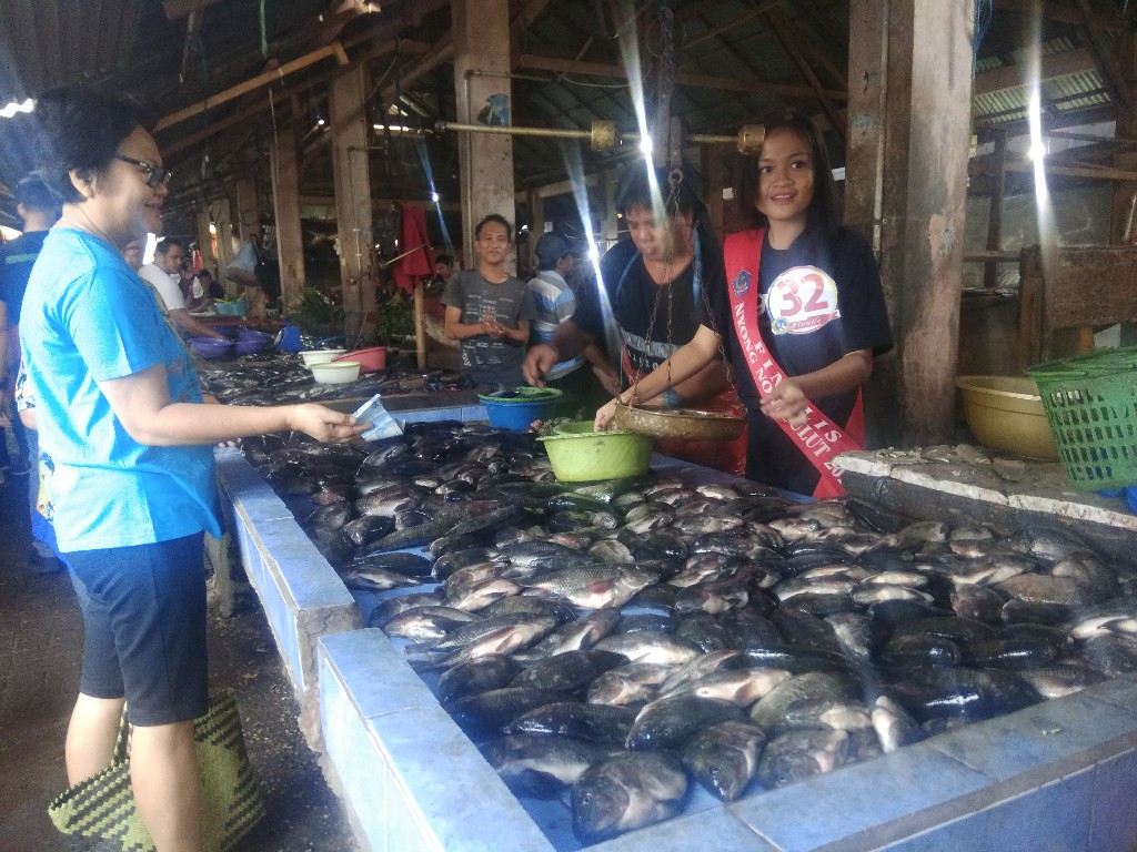 finalis-nyong-noni-sulut-sambangi-pasar-airmadidi-pedagang-mengaku-senang.jpg