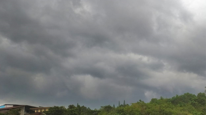 foto-awan-mendung-di-manado-pukul-1132-wita-kamis-28-juli-2022.jpg