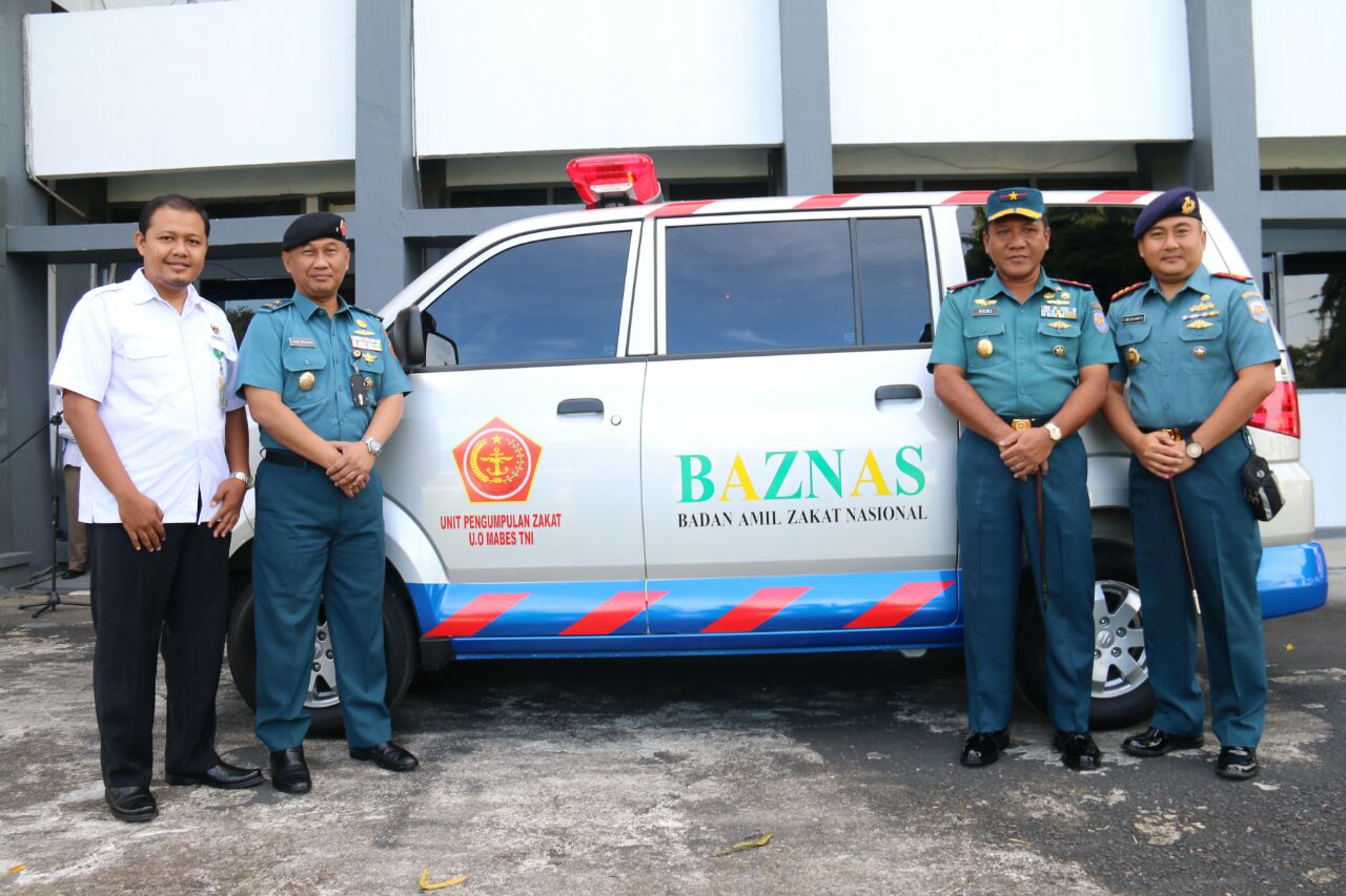 foto-bersama-berlatarkan-mobil-ambulans-di-mako-lantamal-viii_20180710_143018.jpg