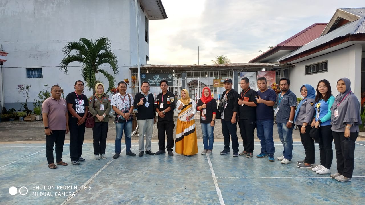 foto-bersama-disdukcapil-bolmong-saat-lakukan-perekaman-di-lapas-kotamobagu-12.jpg