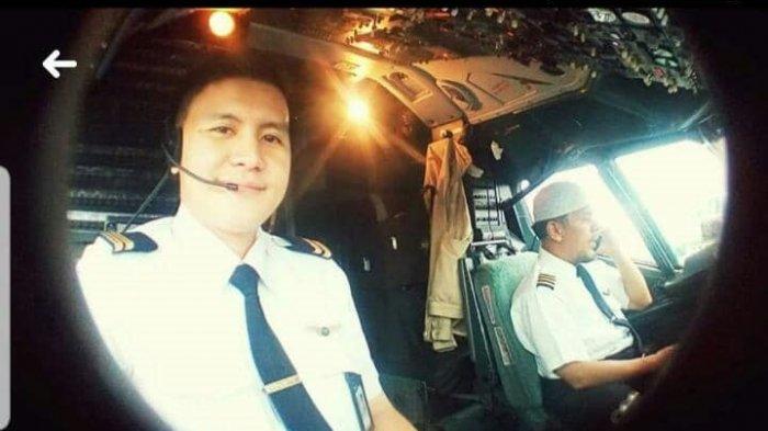 foto-captain-afwan-kanan-pilot-pesawat-sriwijaya-air-sjy182-dikenal-dengan-peci-putih-236.jpg