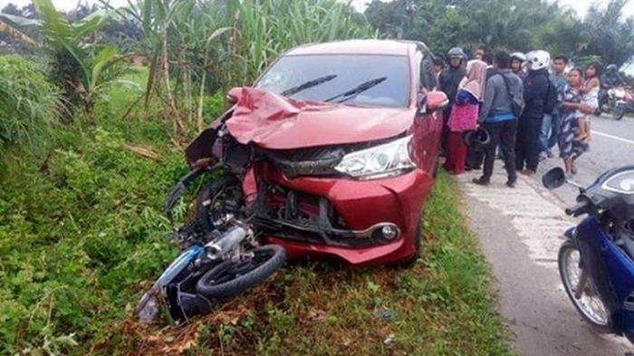 foto-ilustrasi-kecelakaan-maut-motor-tabrakan-dengan-mobil.jpg