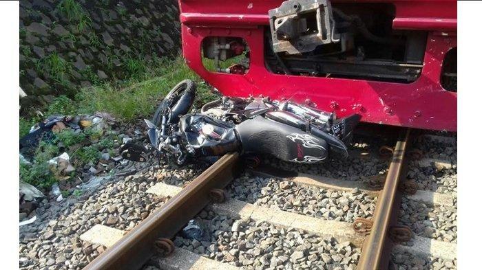 foto-ilustrasi-pengendara-motor-tertabrak-kereta-api.jpg