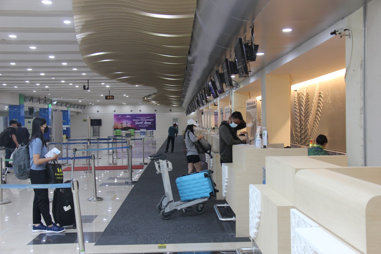 foto-ilustrasi-suasana-di-ruang-check-in-terminal-keberangkatan-bandara-sam-ratulangi.jpg