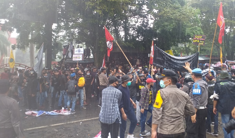 Demo Tolak Omnibus Law di Manado, 7 Mahasiswa Ditawan Polisi, Dipakai Negosiasi Agar Massa Bubar