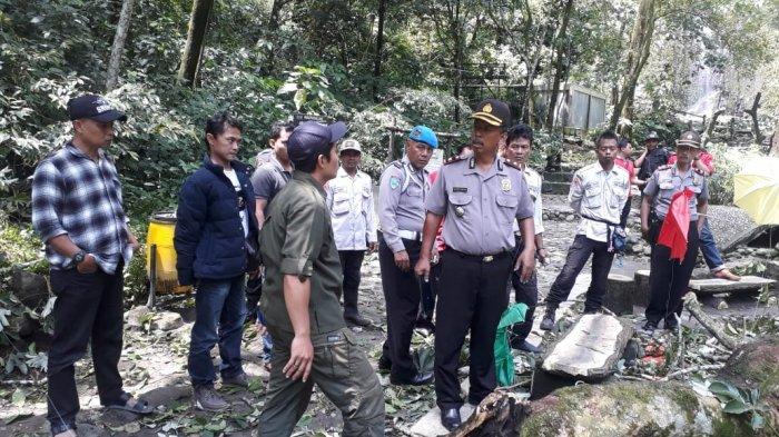 foto-polisi-memeriksa-tkp-dimana-pohon-yang-menimpa-wisatawan.jpg