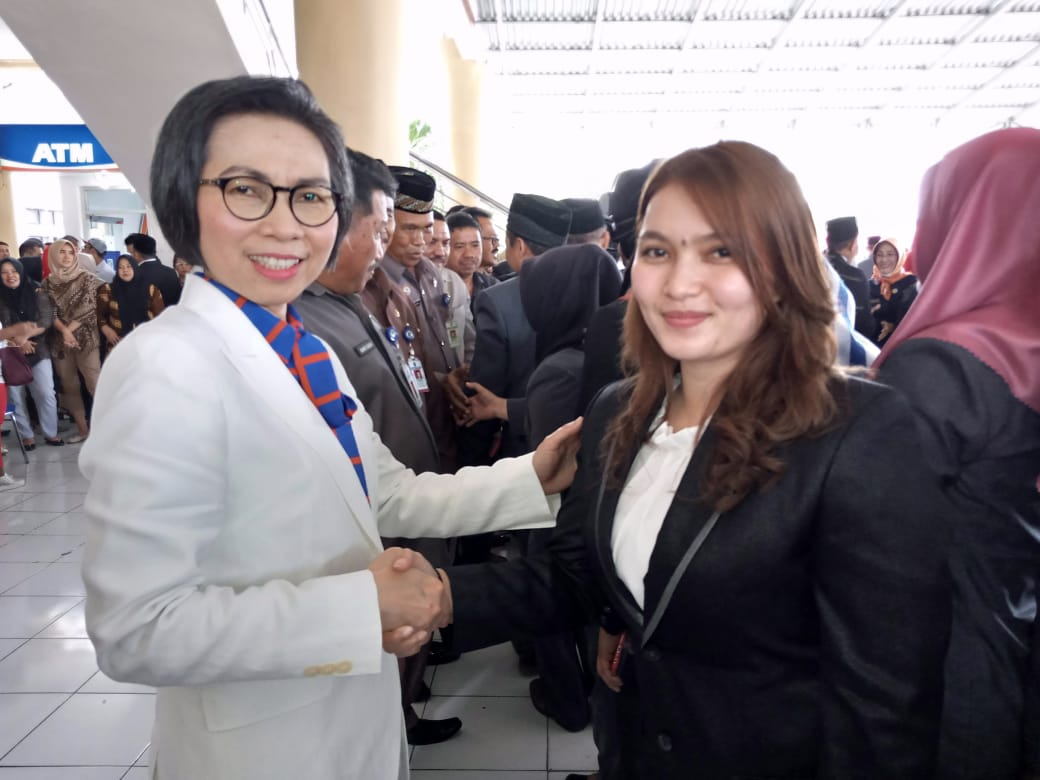 Bak Pesohon Berbalut Baju ASN, Prisillia Sampelan Sedot Perhatian di Instagram