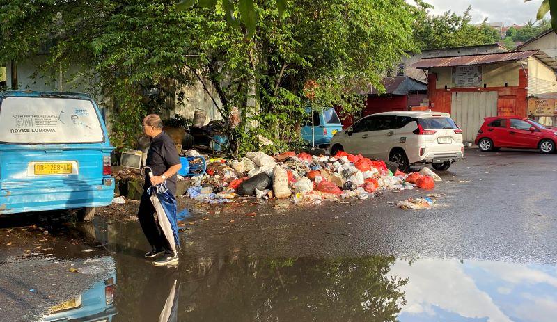 foto-sendiri-Potret-tumpukan-sampah-di-area-Terminal-Malalayang-Manado-Sulut.jpg