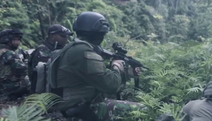 foto-tni-di-hutan-lawan-kkb-di-papua.jpg