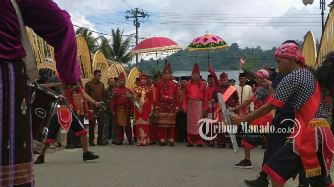 Bupati dan Mantan Bupati Bolsel Disambut Adat Mongondow