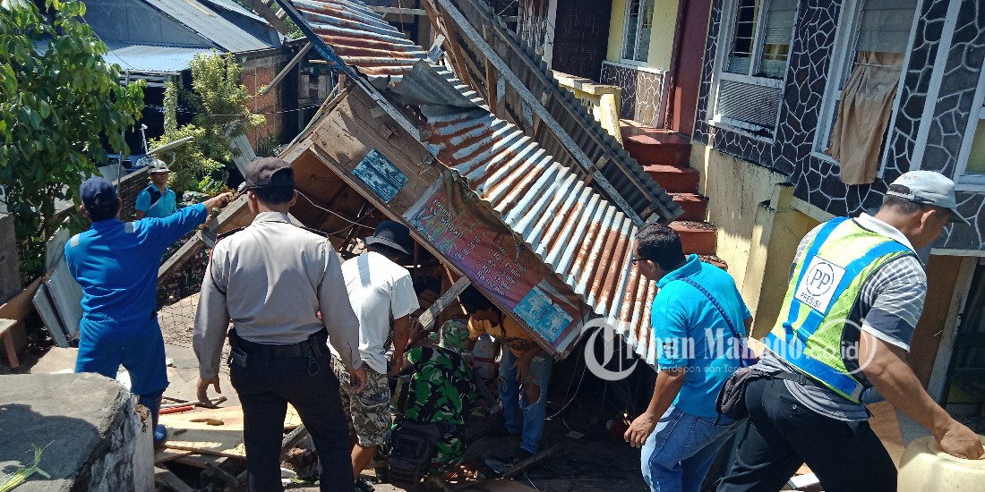 TNI, Polri Serta Warga Bersihkan Puing Reruntuhan