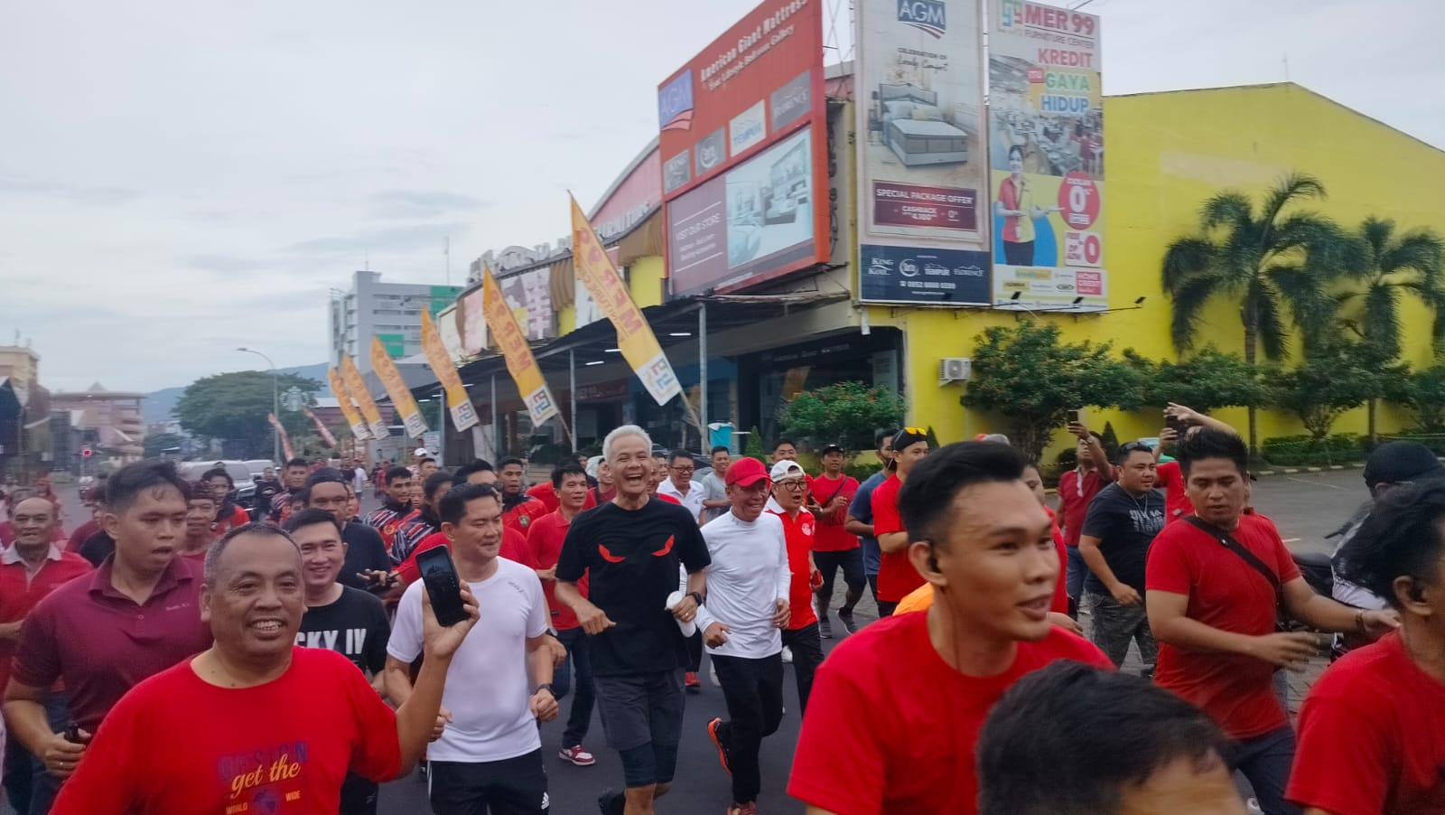 ganjar-pranowo-saat-joging-di-kawasan-megamas-manado-pagi-ini-kamis-18-mei-2023.jpg