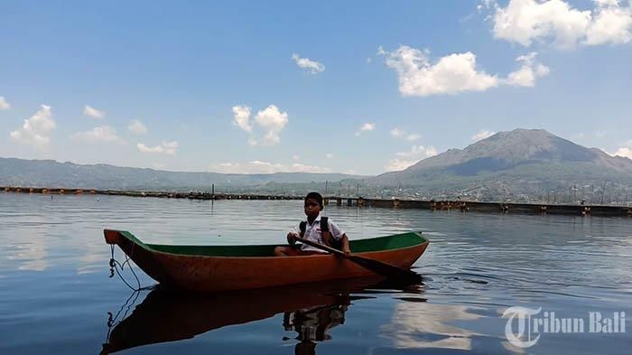 gede-agus-wardika-mendayung-sampan-melintasi-danau-batur-menuju-ke-sekolahnya.jpg