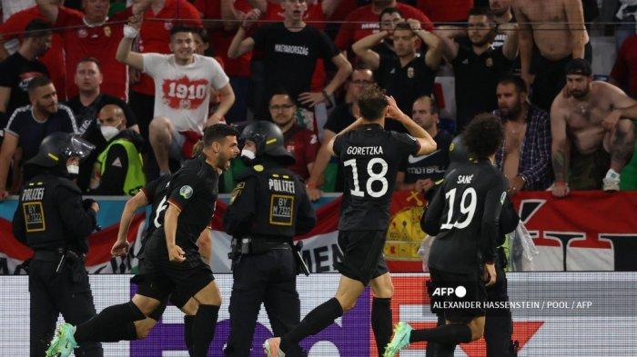 gelandang-jerman-leon-goretzka-kedua-dari-kanan-merayakan-mencetak-gol-kedua.jpg