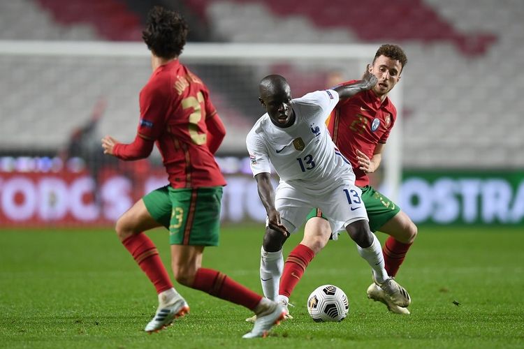 gelandang-perancis-ngolo-kante-melindungi-bola-dari-pemain-portugal-diogo-jota.jpg