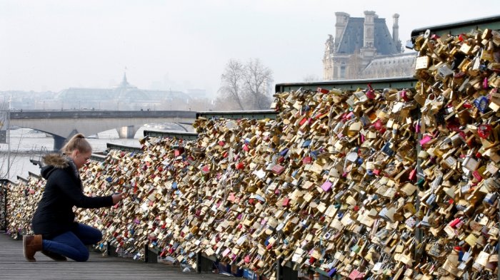 gembok-cinta-atau-love-locks-di-pont-des-arts-paris-perancis.jpg