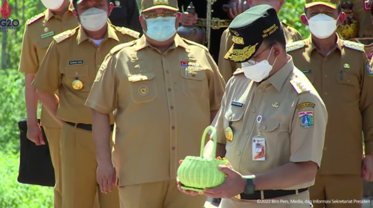 gubernur-anies-baswedan-menyerahkan-tanah-dan-air-kepada-presiden-jokowi.jpg