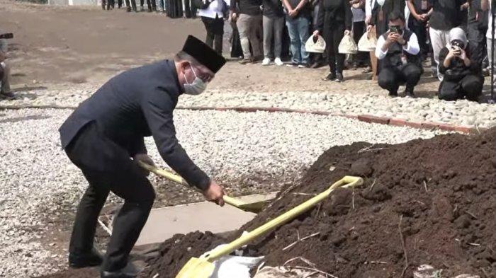 gubernur-jawa-barat-ridwan-kamil-memasukkan-tanah-pertama-di-liang-lahad-sang-putra.jpg